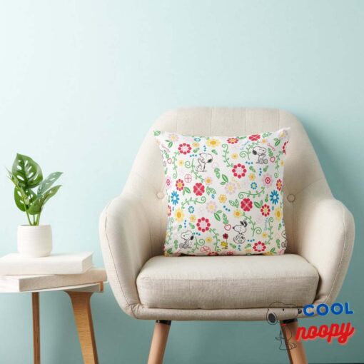 Snoopy So Sweet Flower Pattern Throw Pillow 3