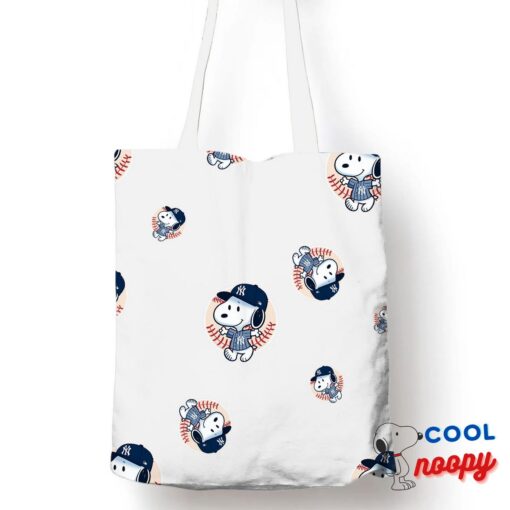 Surprising Snoopy New York Yankees Logo Tote Bag 1